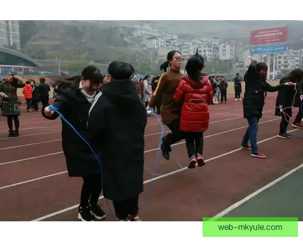 两将倒地举手申诉遭无视哨声冷 两将倒地举手申诉遭无视哨声冷